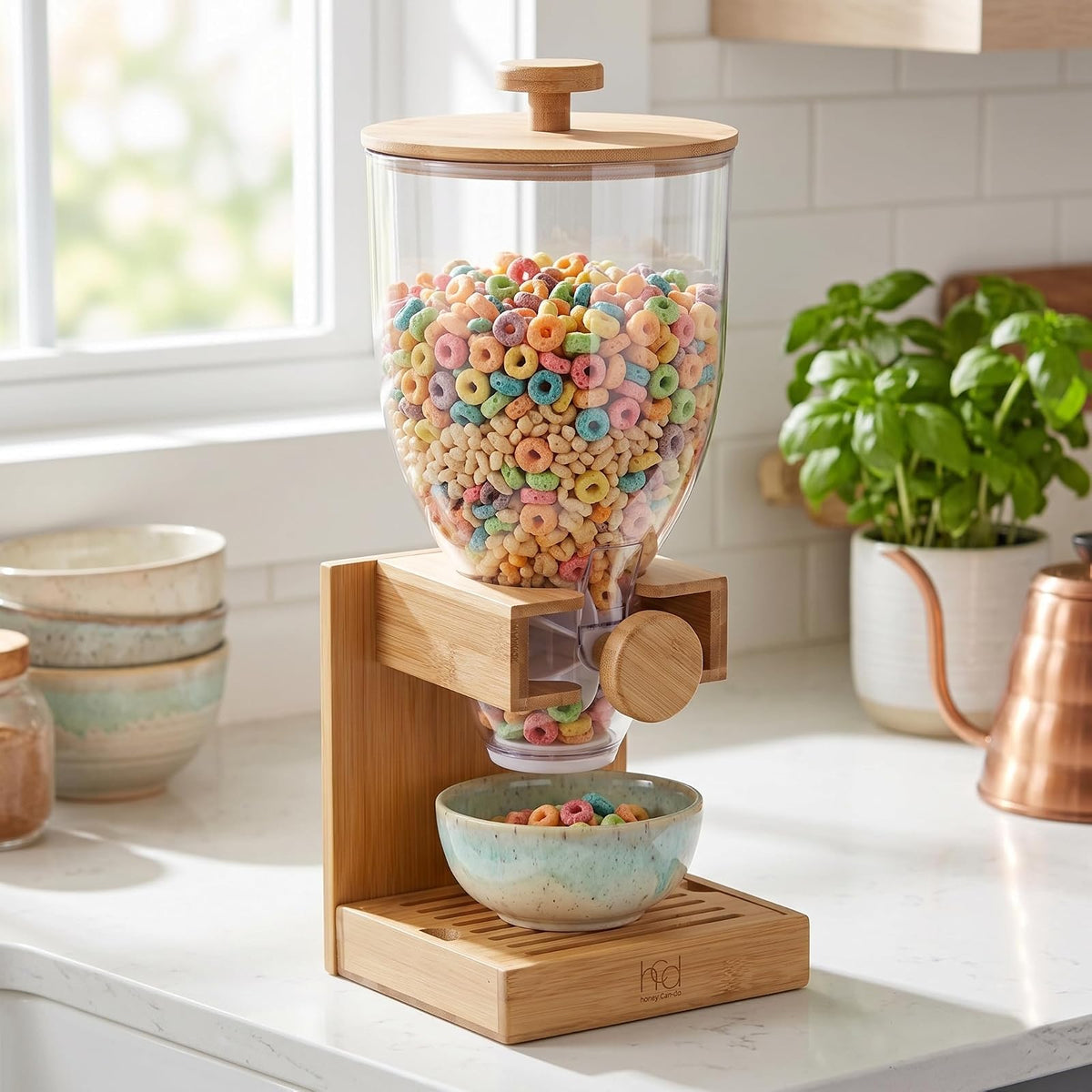 Honey-Can-Do - Dispensador compacto de alimentos secos, control único y contenedor de almacenamiento de aperitivos para encimera o despensa, bambú