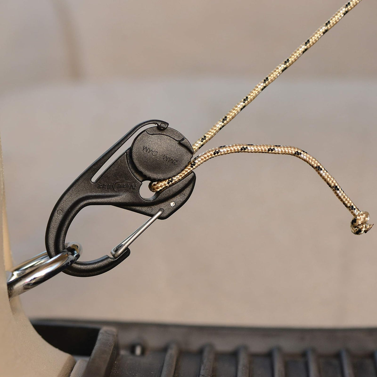 Nite IZE NCJ-25-2R3 CamJam - Tensor de Cuerda de Amarre con Clip de mosquetón, Paquete de 2 con cordón, Negro, 2 Unidades