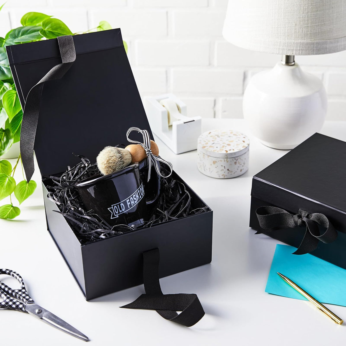 Hallmark - Cajas de regalo medianas con lazo y relleno de papel triturado, paquete de 2 (caja negra de 8 pulgadas) para bodas, graduaciones, cumpleaños, día del padre, regalos para padrinos de boda,