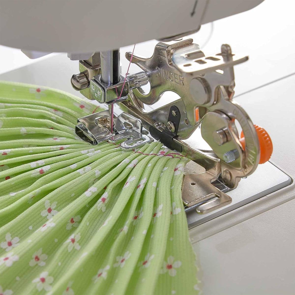 Singer Ruffler Aditamento de pie prensatelas para máquinas de Coser de vástago Corto.