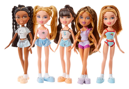 Bratz Fiesta de Pijamas - Muñeca de Moda Jade - con 2 Conjuntos de Pijamas, Animal de Peluche y Accesorios - Apta para Niños y Coleccionistas