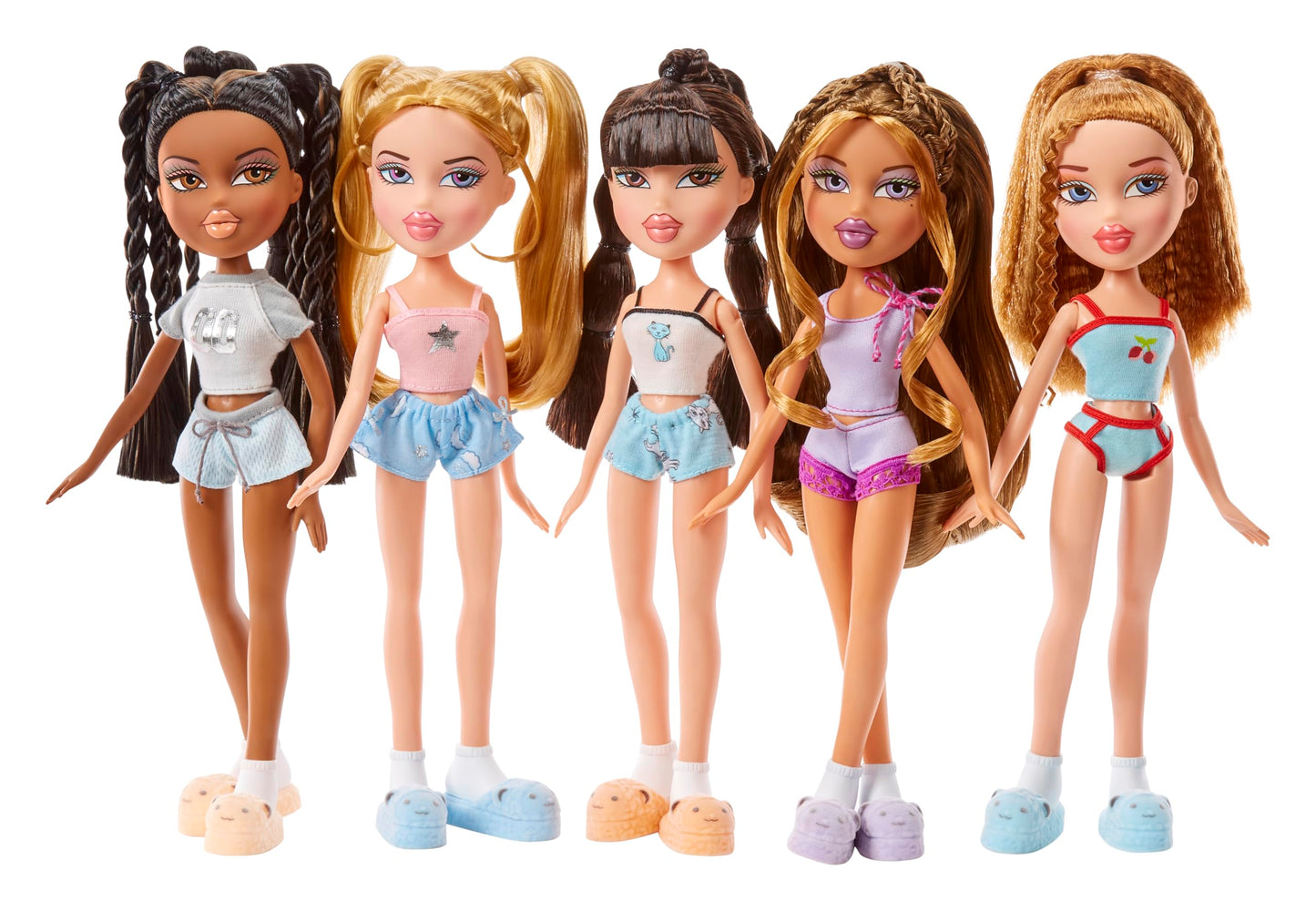 Bratz Muñeca Sasha Slumber Party - Incluye 2 Conjuntos de Pijamas para Combinar como Tu Quieras, Su Estilo Único de Cabello Negro con Reflejos Marrones en Coletas y Maquillaje Tono Durazno.