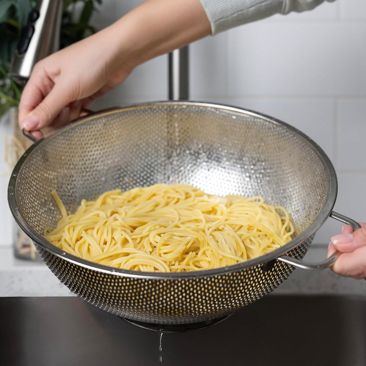 Fox Run Colador grande de acero inoxidable, colador de pasta de 5 cuartos con asas, 28 x 34 x 12,7 cm
