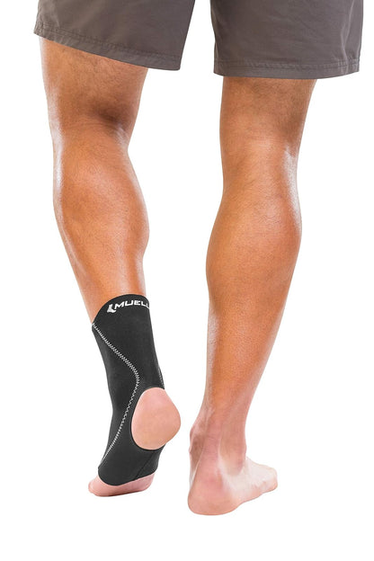 MUELLER Sports Medicine - Manga de neopreno para el tobillo, alivio del dolor de tobillo para hombres y mujeres, ideal para esguinces, cepas, artritis, negro, talla S