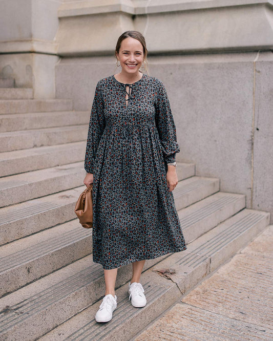 The Drop Vestido Para Mujer de Longitud de Media Pantorrilla y Ajuste Holgado, Estampado Animal Print Gris, por @graceatwood