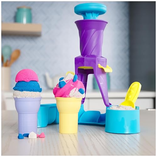 Kinetic Sand, juego de helados suaves con 396 g de arena (azul, rosa y blanca), 2 conos de helado y 2 herramientas, juguetes sensoriales para niños a partir de 5 años