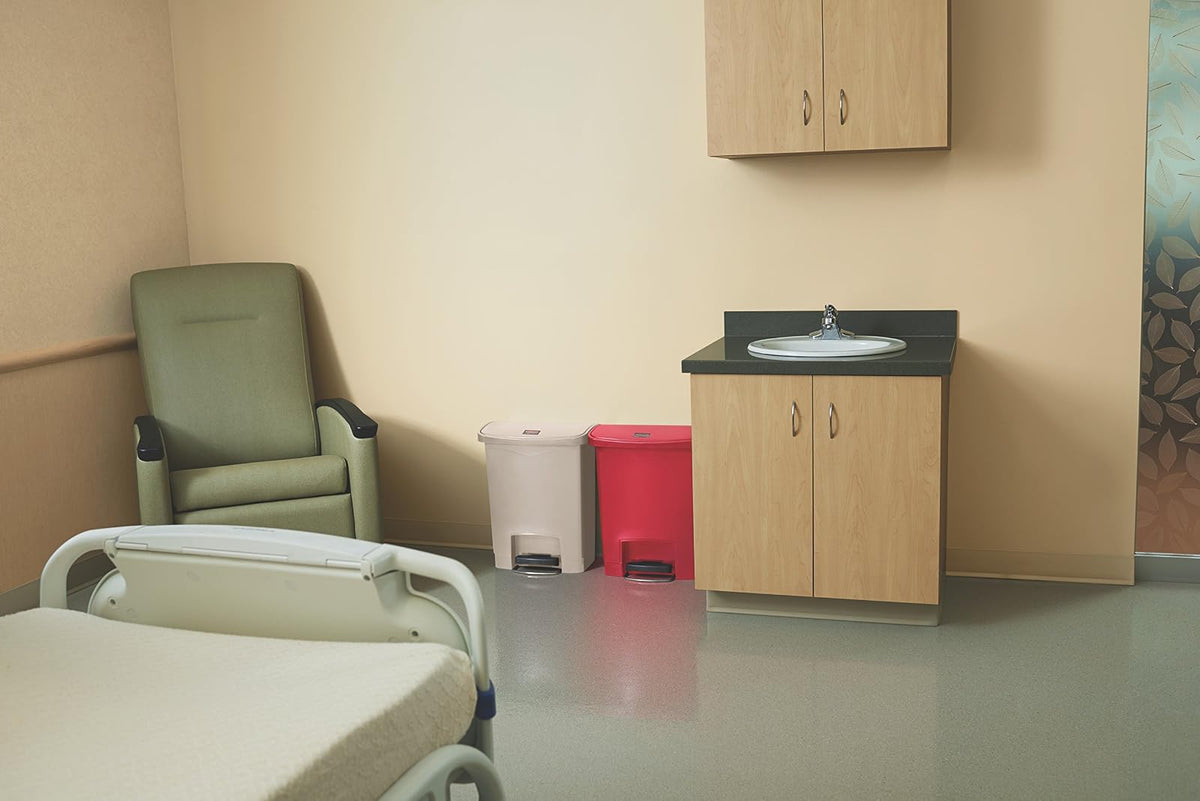 Rubbermaid Commercial Products Streamline® – Contenedor Delgado para Espacios Reducidos, Bote con Pedal Frontal, Cierre Silencioso y Bisagra que No Daña la Pared, Capacidad de 30 L, Rojo 1883564