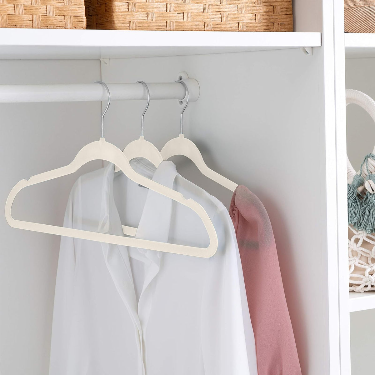 Simplifica el paquete de 10 unidades, evita arrugas y arrugas, bueno para blusas, camisas, color marfil 10 superdelgados de terciopelo, ahorra espacio, organización de armario, antideslizantes, duraderas perchas para vestidos, abrigos, pantalones