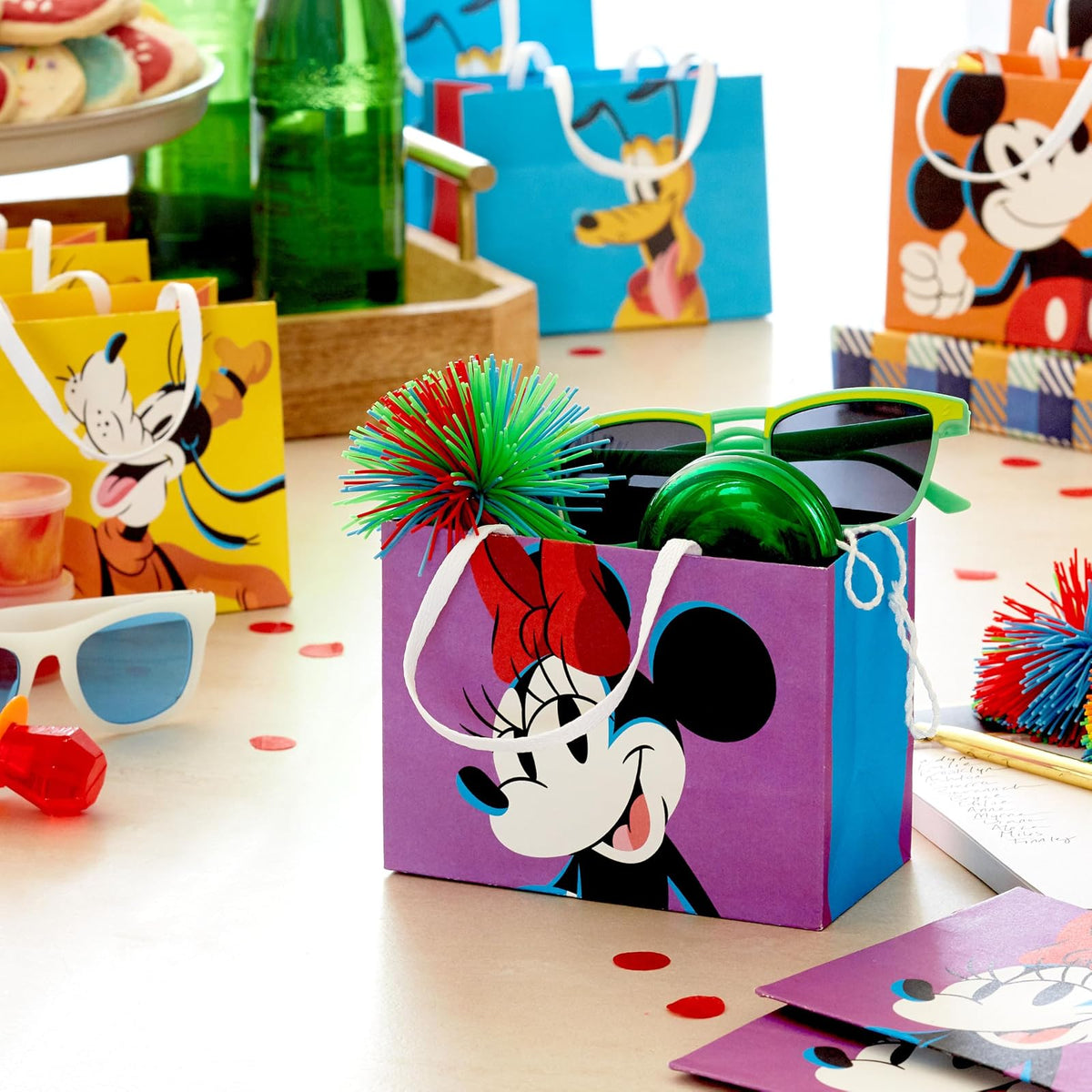 Hallmark Disney - Mini bolsas de regalo de 4 pulgadas (18 bolsas: Mickey, Minnie, Goofy, Pluto) para recuerdos de fiesta, tarjetas de regalo, golosinas en el aula