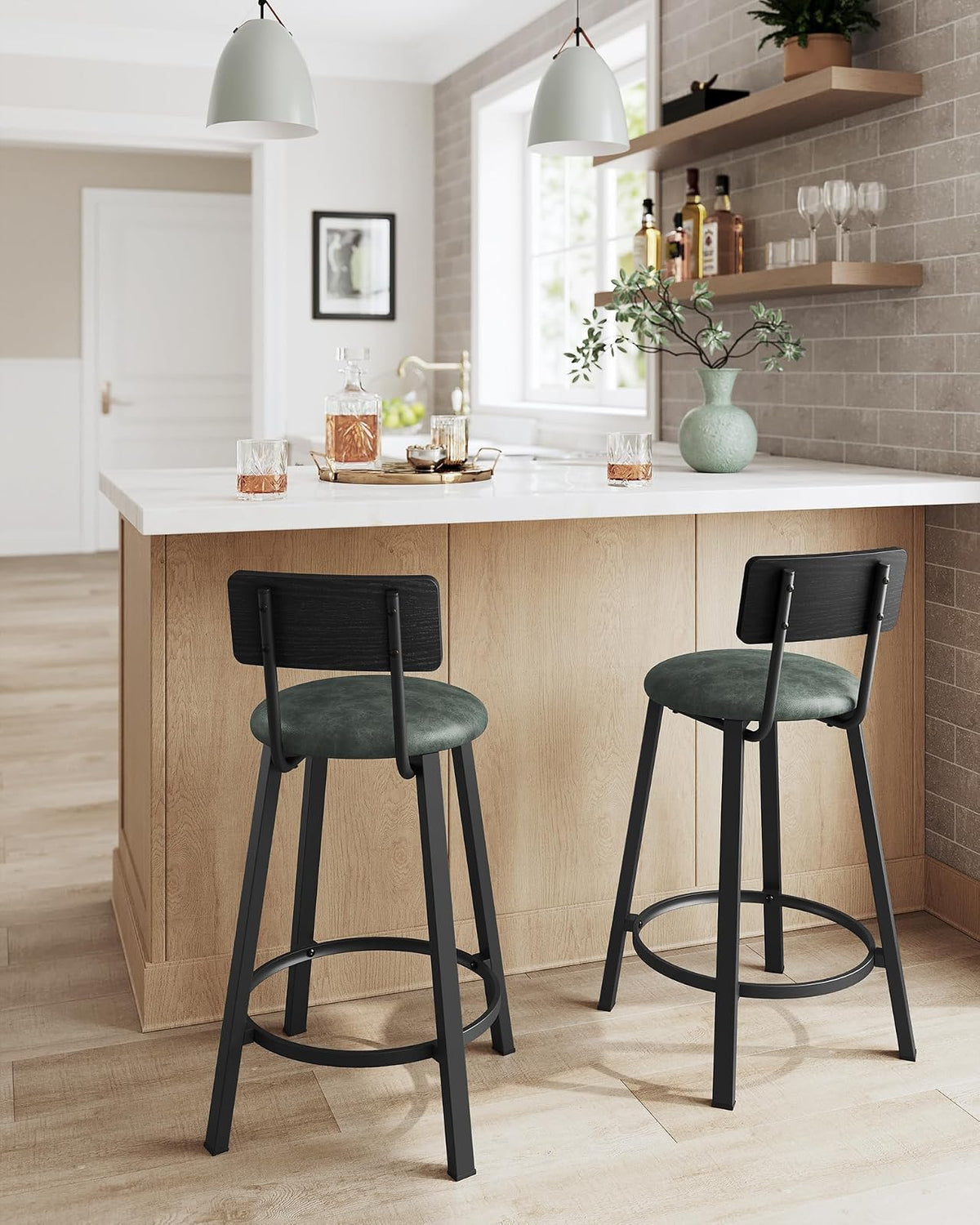 VASAGLE - Taburetes de Bar, Juego de 2, Tapizados de Poliuretano, con Respaldo y Reposapiés, Montaje Simple, para Comedor y Cocina, Negro y Verde Bosque