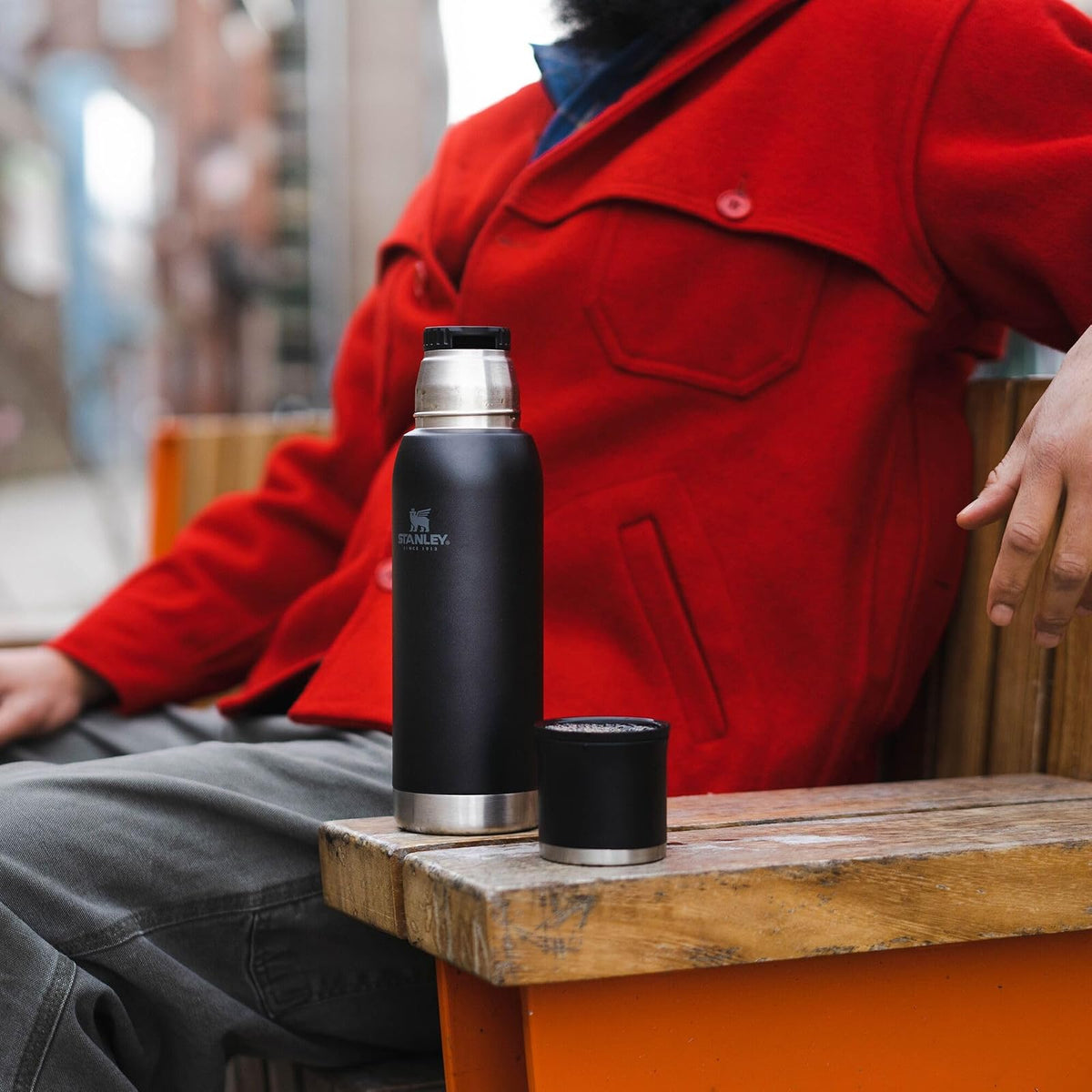 Stanley Adventure-To-Go - Botella al aspiradora de 1.1 cuartos | boca ancha con tapa a prueba de fugas | Mantiene las bebidas calientes o frías | Plegable para viajes | Botella térmica de acero
