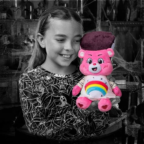 Care Bears Universal Monsters - Peluche de 22.9cm de tamaño Divertido - Oso de alegría como la Novia de Frankenstein - Peluche Suave y abrazable, Animal de Peluche para niñas y niños, a Partir de