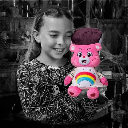 Care Bears Universal Monsters - Peluche de 22.9cm de tamaño Divertido - Oso de alegría como la Novia de Frankenstein - Peluche Suave y abrazable, Animal de Peluche para niñas y niños, a Partir de