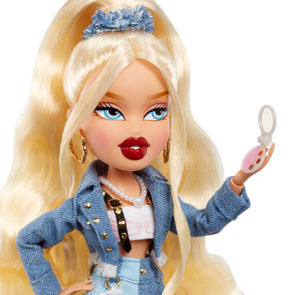 Bratz Alwayz Muñeca Cloe - Estilo Vaquero con Chaqueta y Falda Denim, Tacones de Plataforma, 10 Accesorios Incluidos como Teléfono, Maquillaje, Bolso y Póster Exclusivo - Edad 6+ Años