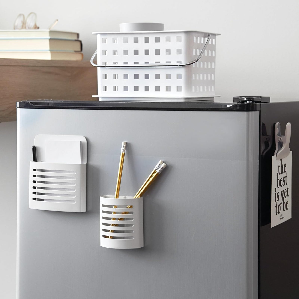 InterDesign Basic Cesta organizadora, canasto Organizador de baño de tamaño pequeño en plástico para artículos de Ducha y cosmética, Blanco