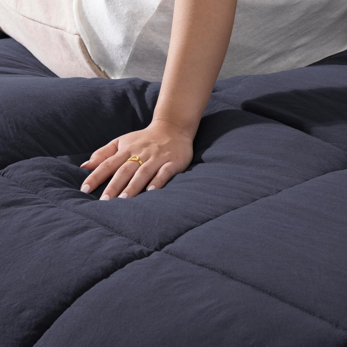 UGG - Juego de edredón matrimonial/Queen con 2 Fundas de Almohada, Manta Ligera Alternativa, Reversible, acogedora, cálida, Lavable, hipoalergénica, Azul Marino (Leonora)