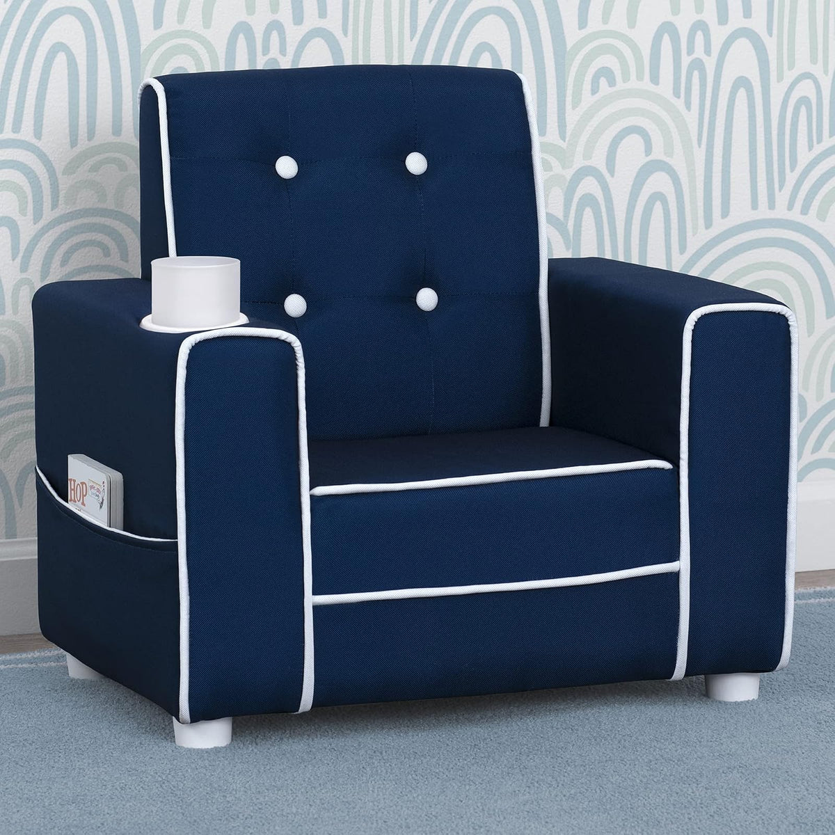 Delta Children Silla Infantil Tapizada Chelsea con Portavasos - Color: Azul Marino