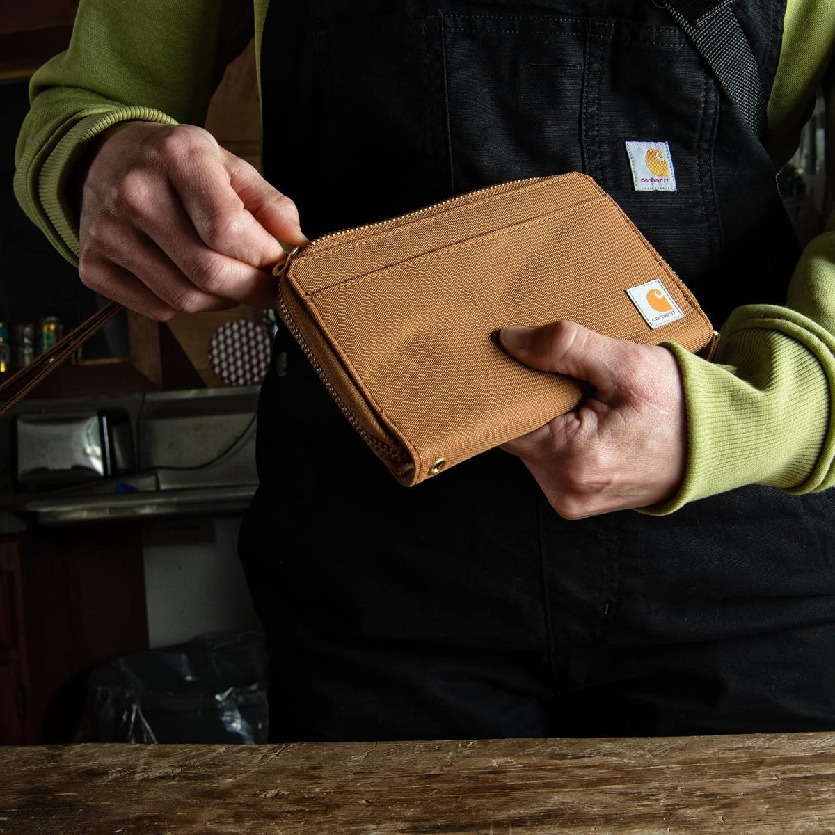 Carhartt - Carteras planas de lona para mujer, Embrague plano de pato de nailon (vino profundo), Talla única