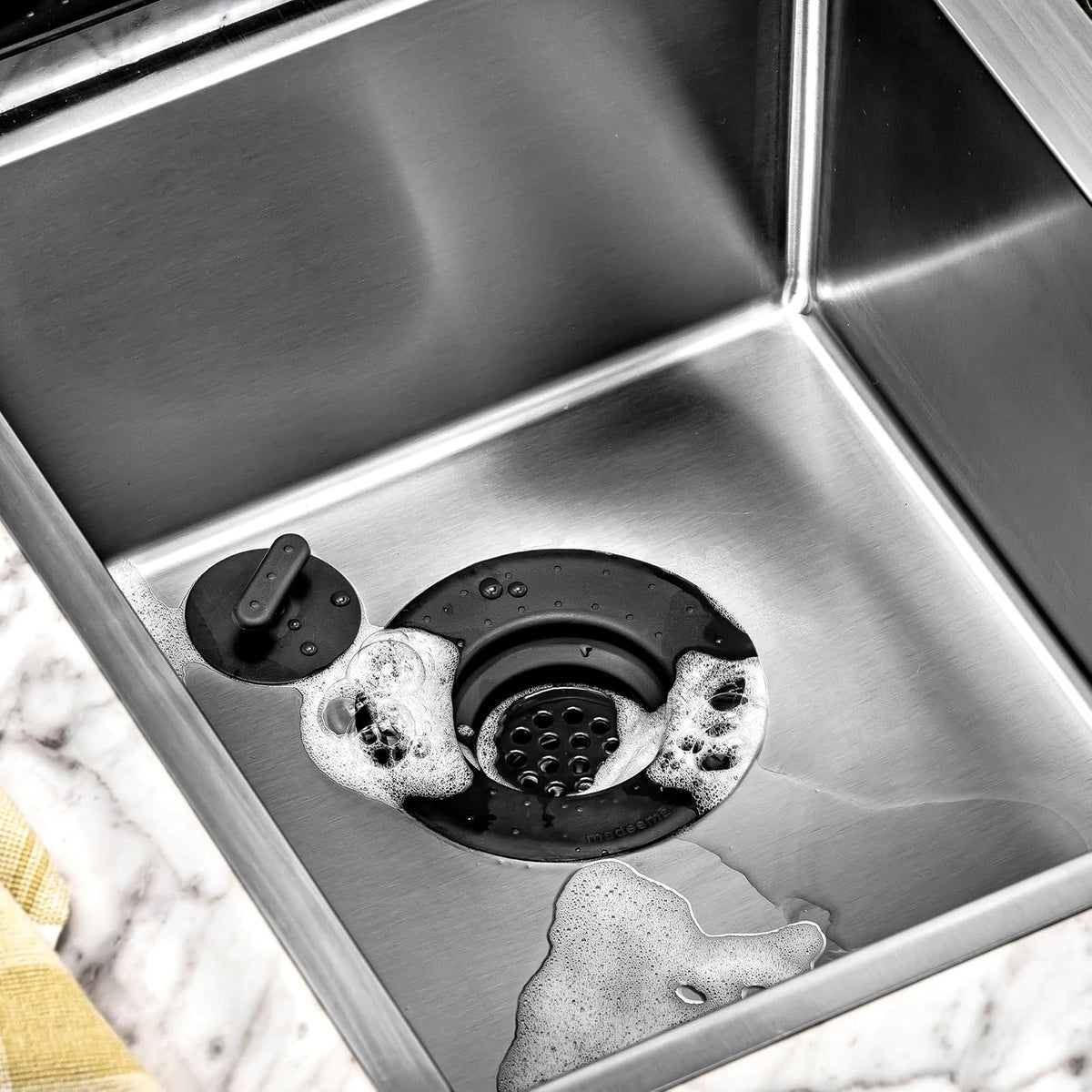 Madesmart - Colador de drenaje de dos piezas y tapón, borde de agarre suave, fácil de quitar y limpiar, se pliega para un almacenamiento cómodo, pequeño, de carbono