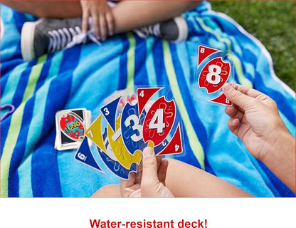 UNO Juego de Cartas Splash Resistente al Agua Versión Portátil con Clip Ideal para Playa Piscina o Viajes para Niños de 7 Años en Adelante