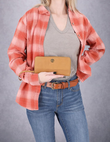 Timberland portafolios de piel con cierre RFID para mujer con correa de muñeca