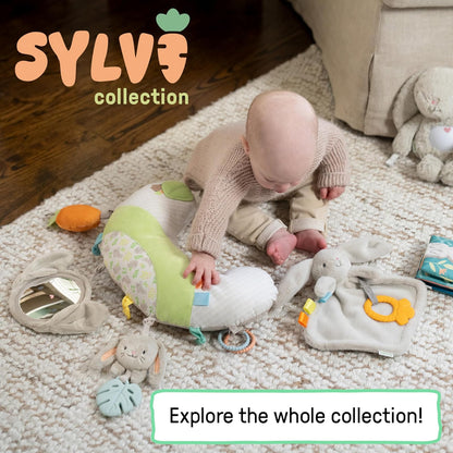 Ingenuity Cojín para el Juego Boca Abajo Cozy Prop Sylvi, Multisensorial, 4 Juguetes Desmontables, a Partir de Recién Nacidos - Conejito de Peluche