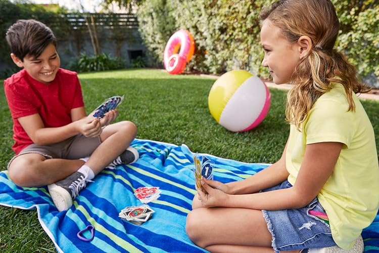 UNO Juego de Cartas Splash Resistente al Agua Versión Portátil con Clip Ideal para Playa Piscina o Viajes para Niños de 7 Años en Adelante