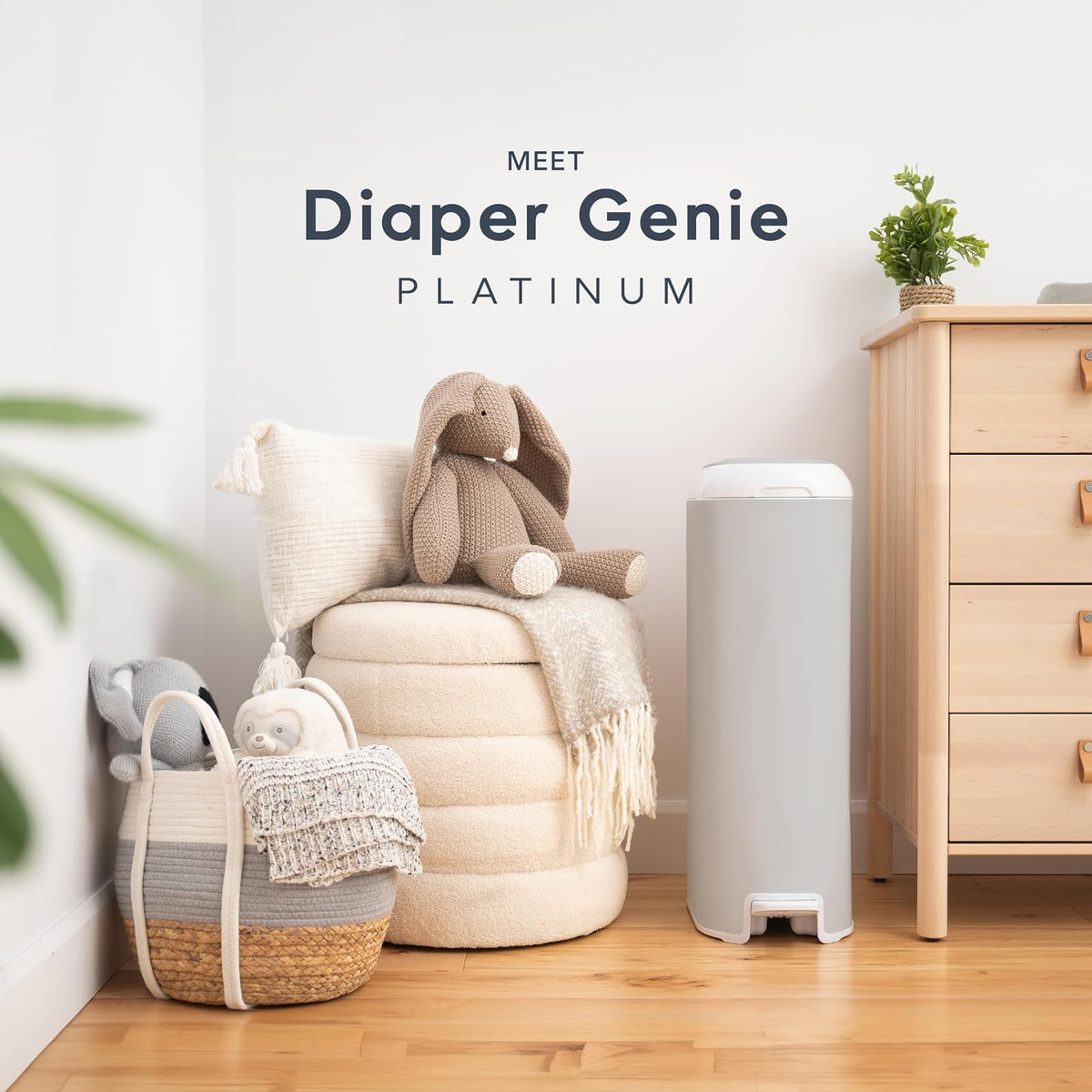 Diaper Genie Platinum Pail (gris piedra) está fabricado en acero inoxidable duradero e incluye 1 recambio de rollo fácil con 18 bolsas que pueden durar hasta 5 meses.