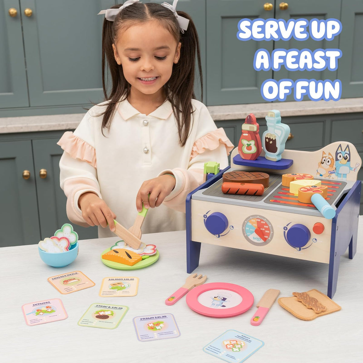 Bluey 8th Wonder - Juego de Juguetes de Madera para Ensalada y Parrilla de Barbacoa, Juego de 33 Piezas, con Pinzas, Alimentos y 6 Tarjetas de Receta, Juguetes de Cocina para niños a Partir de 3 años