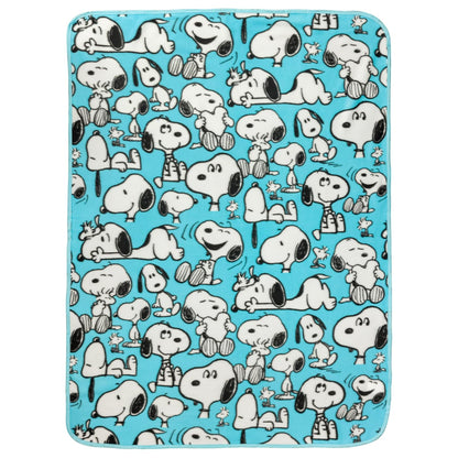 Silver Buffalo Peanuts Snoopy Multi Pose Expression - Manta de Forro Polar de 45 x 60 Pulgadas, Suave y acogedora, 180 g/m²