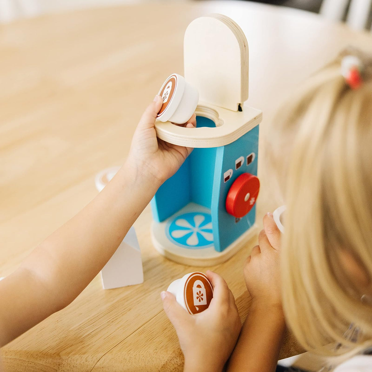 Melissa & Doug Juego de Cafetera para Preparar y Servir Café, Accesorios de Cocina, Juguete de Madera, Juego Imaginativo (12 Piezas)