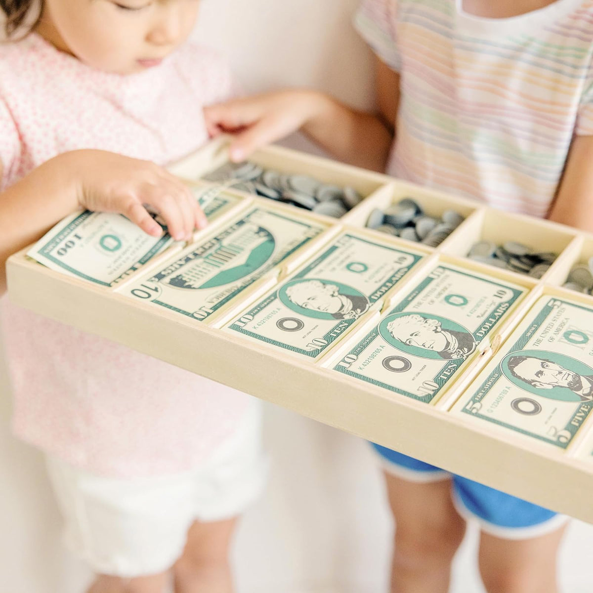 Melissa & Doug Set Clásico de Juego de Dinero, Juguetes de Desarrollo, 50 de Cada Denominación, Cajón de Efectivo en Madera