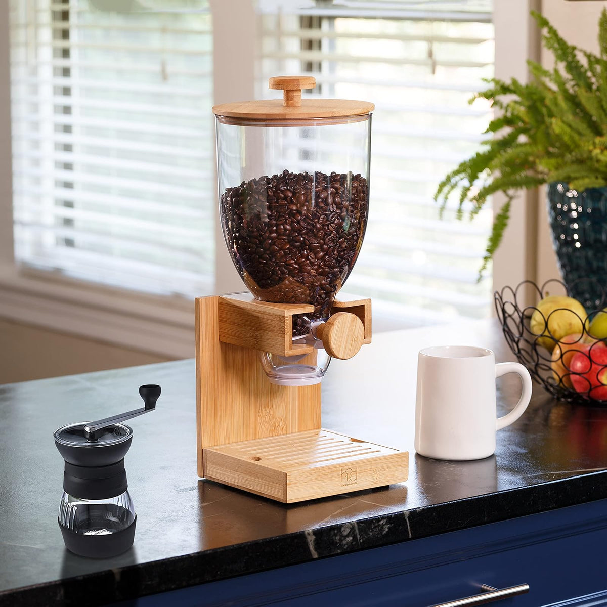 Honey-Can-Do - Dispensador compacto de alimentos secos, control único y contenedor de almacenamiento de aperitivos para encimera o despensa, bambú
