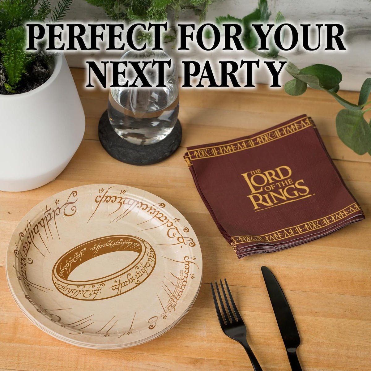 Silver Buffalo The Lord of the Rings Elvish Script - Paquete de 32 platos y servilletas de papel desechables