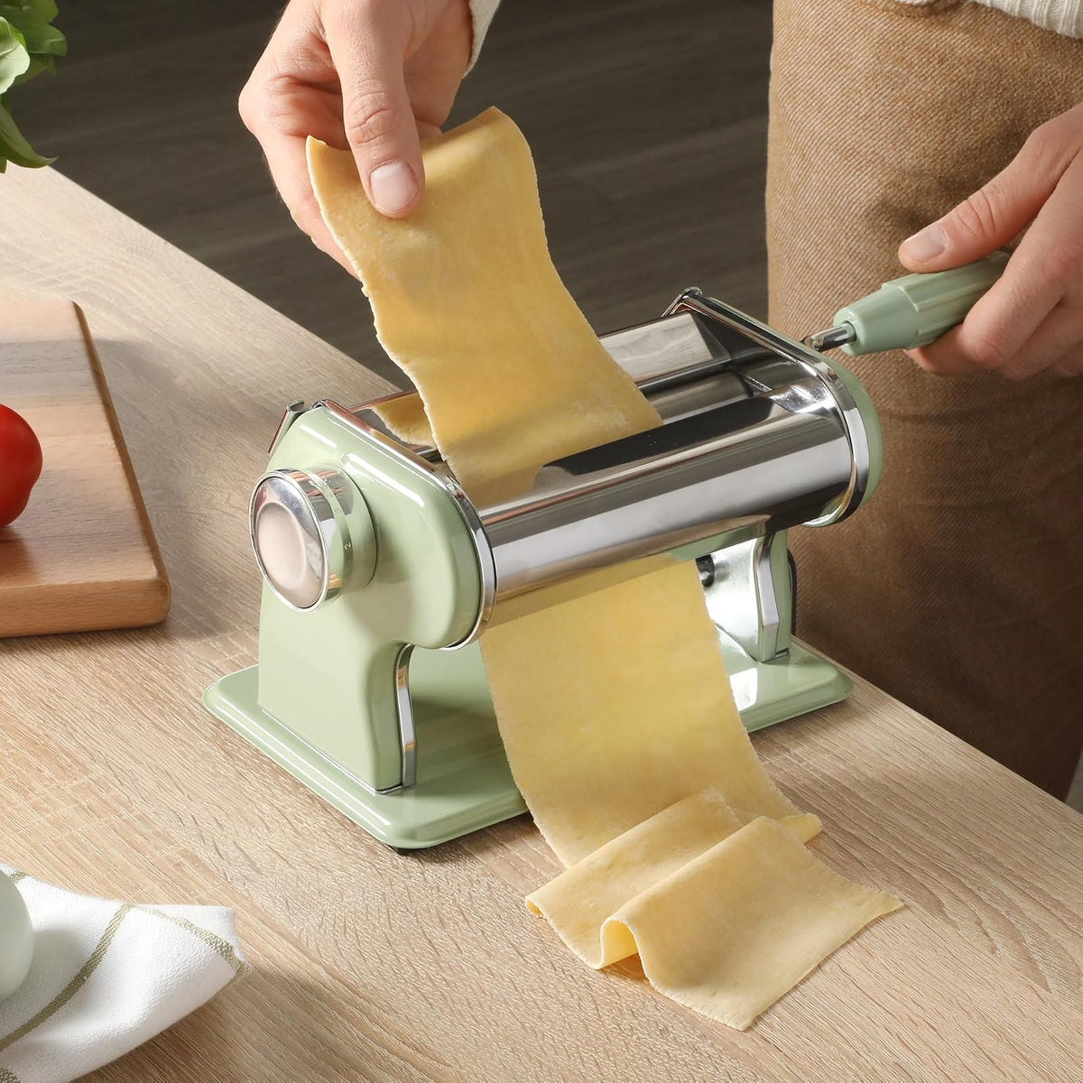 Sur La Table Kitchen Essential Va Bene - Máquina manual para hacer pasta de fideos con rodillos y cortadores, espaguetis, fettuccini, lasaña o bola de masa hervida, acero inoxidable/verde enebro