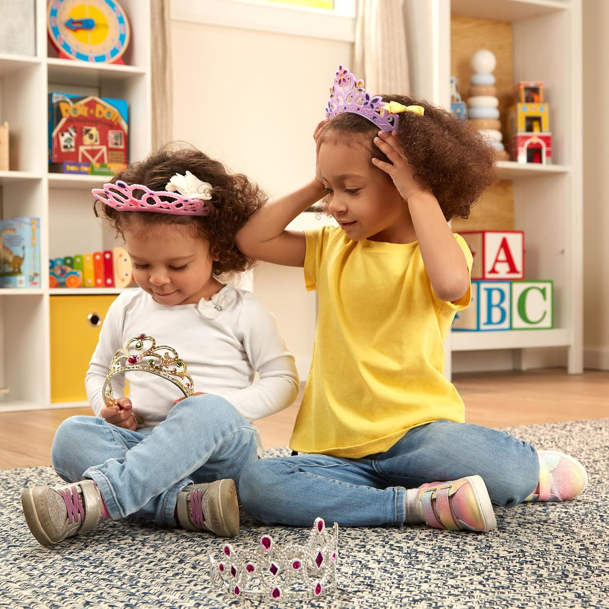 Melissa & Doug Colección de Tiaras Enjoyadas para Juego Imaginativo, Construcción Duradera, Disfraces para Niños, Juego de Simulación (4 Tiaras y Coronas de Disfraz)