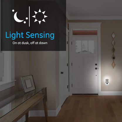 GE 11314 - Luz de noche LED decorativa, enchufable con sensor de anochecer a amanecer, blanco cálido, ideal para sala de estar, recámara, guardería, cocina o baño, níquel cepillado