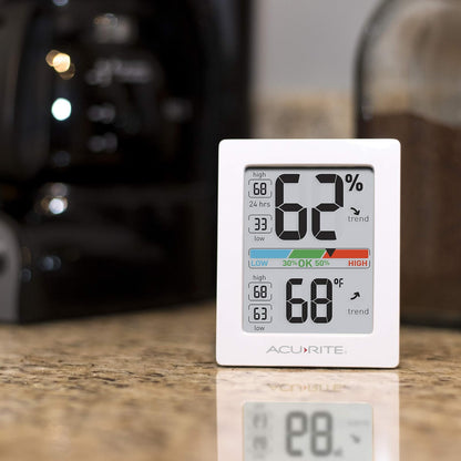 AcuRite Pro - Medidor de Humedad y termómetro con luz de Fondo activada al Tacto, Color Blanco