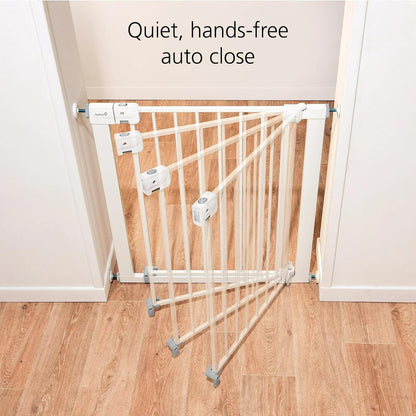 Safety 1st - Puerta para bebé con cierre automático y fijación a presión, para espacios desde 74 hasta 96 cm