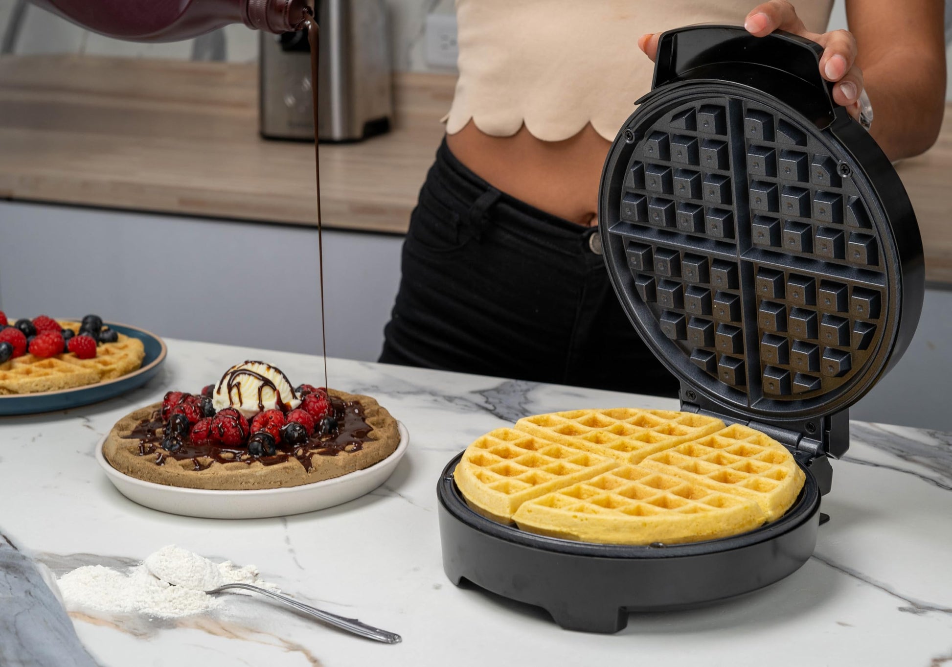 Hukën x MasterChef | Wafflera Belga Eléctrica Flash Cook Redonda | Calentamiento Rápido y Uniforme | Temperatura Automática | Antiadherente de Alto Nivel | Luces Indicadoras | Color Negro