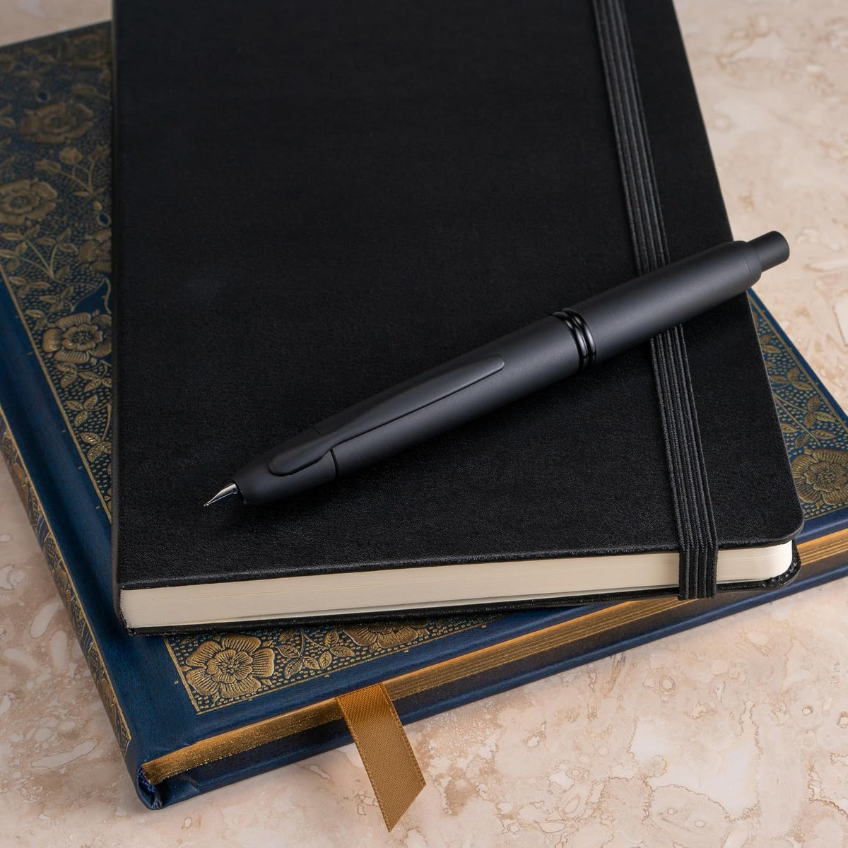 Pilot Vanishing Point, Pluma Fuente Retráctil Negra Mate, Tinta Líquida Azul, Mediano, Estuche 1 Pieza (60581)