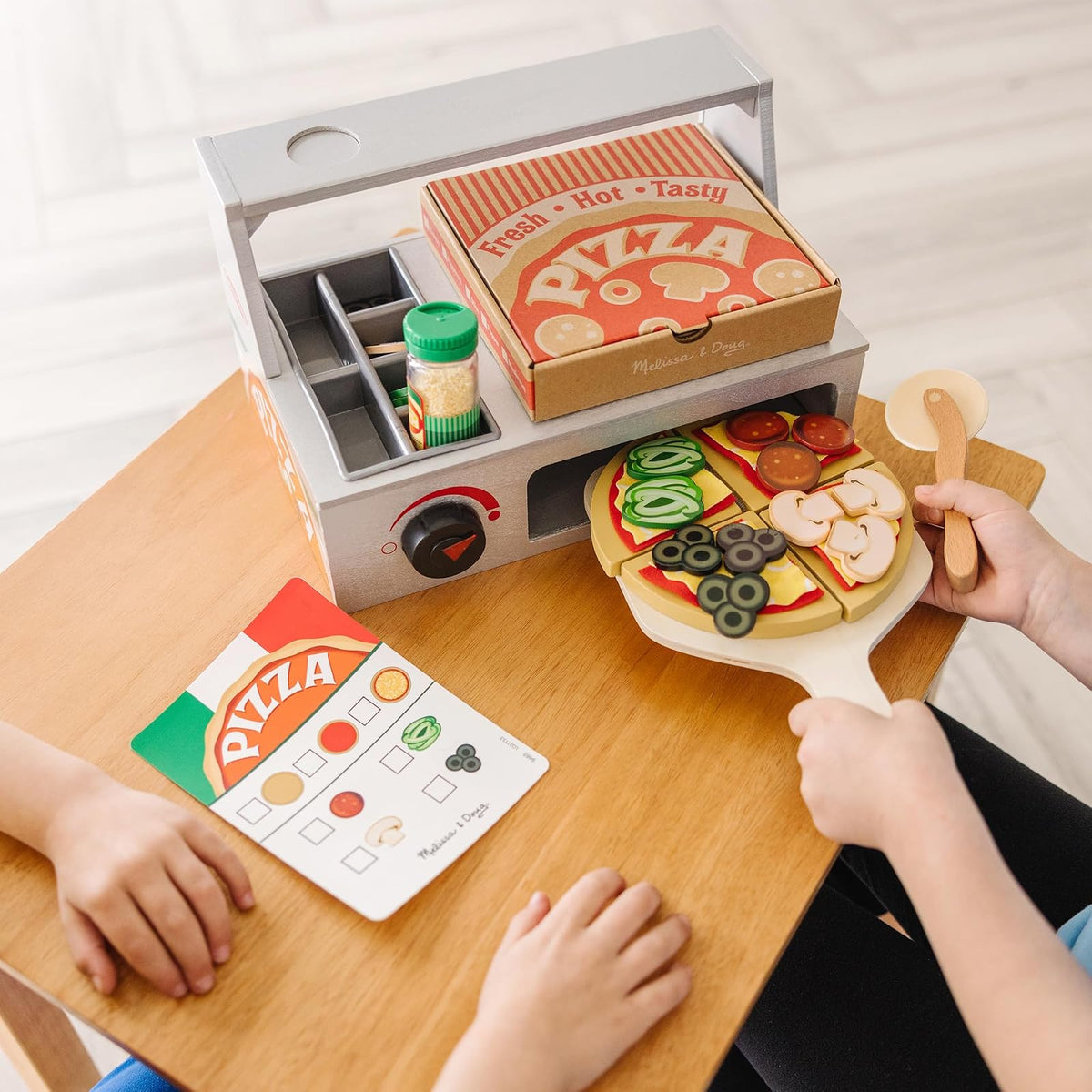 Melissa & Doug Mostrador para Hornear y Alistar Pizza, Juguete de Madera, Juego de Imitación, Ayuda a Fortalecer el Desarrollo Cognitivo (34 Piezas)