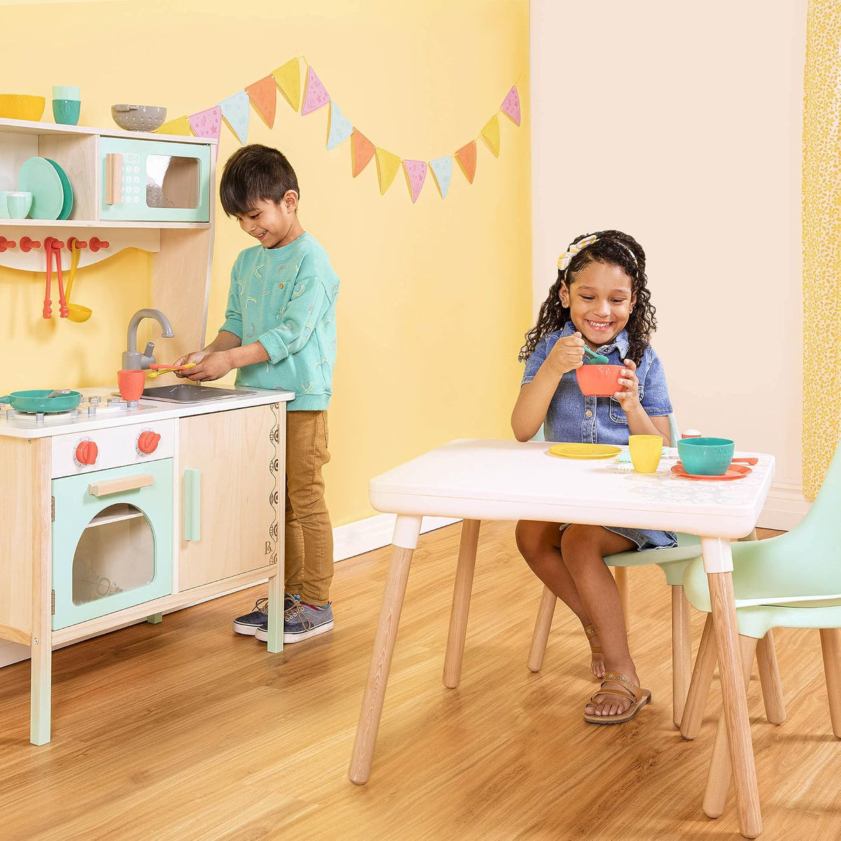 B. toys Mini Chef, Accesorios de Cocina y vajilla de Juguete | Set de juego de 33 piezas con olla, sartén, colador, utensilios, platos, cuencos, vasos y cubiertos para 4, 3 años y +