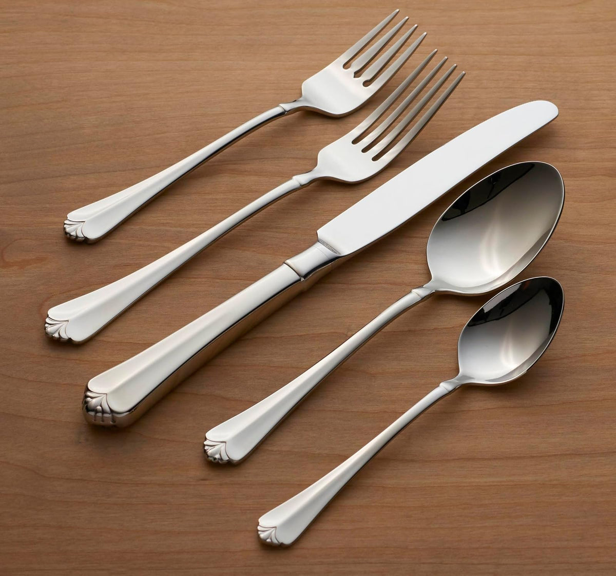 Oneida Cubiertos Finos Juilliard 20 Piezas para 4 Comensales, Acero Inoxidable 18/10, Acabado Espejo