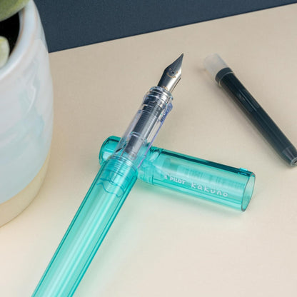 PILOT Pluma Fuente Kakuno, barril color aqua traslúcido, punto mediano, estuche con una pieza