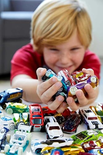 Hot Wheels Die Cast Basics Vehículo de Juguete Paquete de 50 Autos con una fantástica decoración para niños de 3 años en adelante