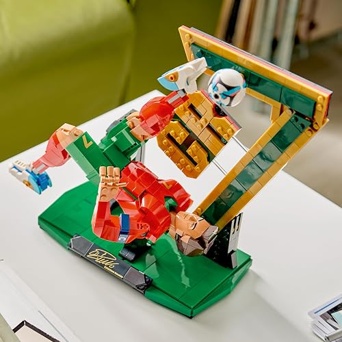 Lego Editions Cristiano Ronaldo: Leyenda del Futbol – Set de Construcción – Decoración Coleccionable Inspirada en el Futbol – Set de Exhibición – Regalo para Niños y Niñas – 43016