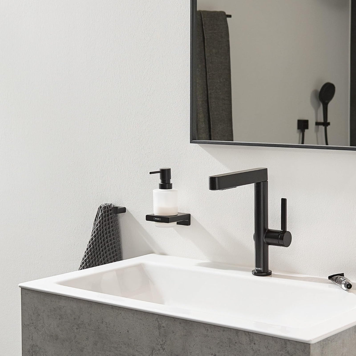 hansgrohe AddStoris - Dispensador de jabón líquido en Negro Mate de 6 Pulgadas, Accesorios en Negro Mate, 41745670