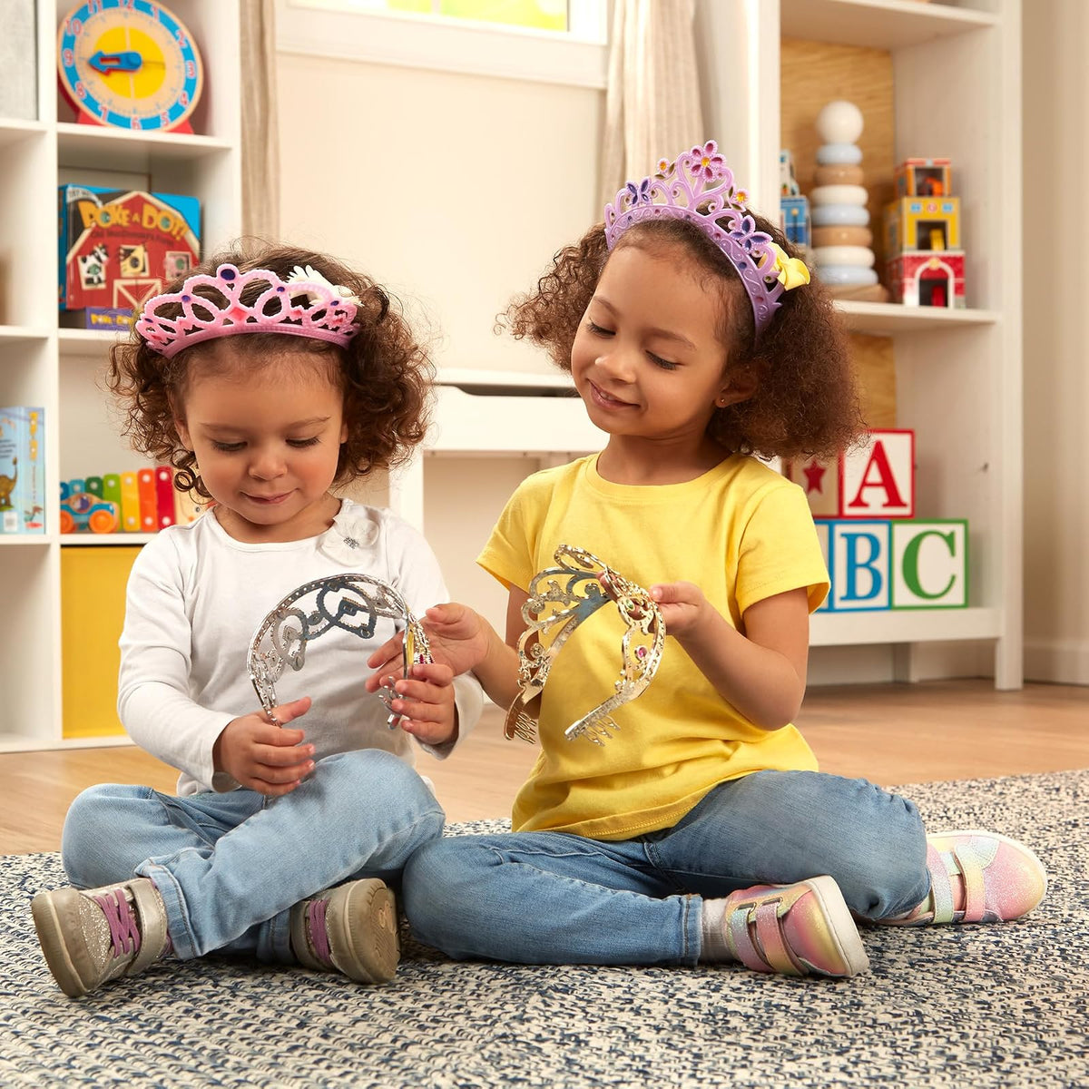 Melissa & Doug Colección de Tiaras Enjoyadas para Juego Imaginativo, Construcción Duradera, Disfraces para Niños, Juego de Simulación (4 Tiaras y Coronas de Disfraz)