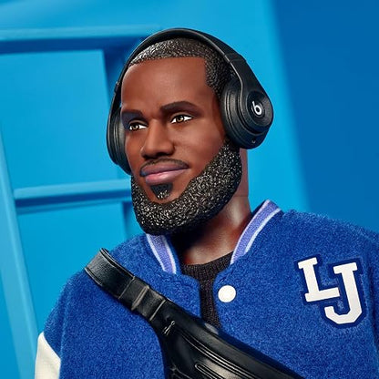 Barbie Signature Muñeco de Colección Ken Lebron James | Línea Kenbassadors; chaqueta de aviador con el número 23 y pantalones a cuadros